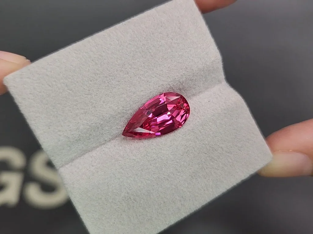 Leuchtend rosaroter Mahenge-spinell im birnenschliff 4,41 carats, Tansania Image №4