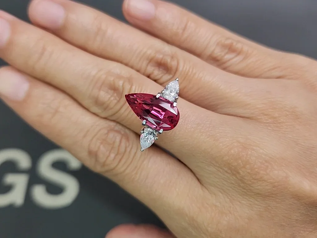 Leuchtend rosaroter Mahenge-spinell im birnenschliff 4,41 carats, Tansania Image №5