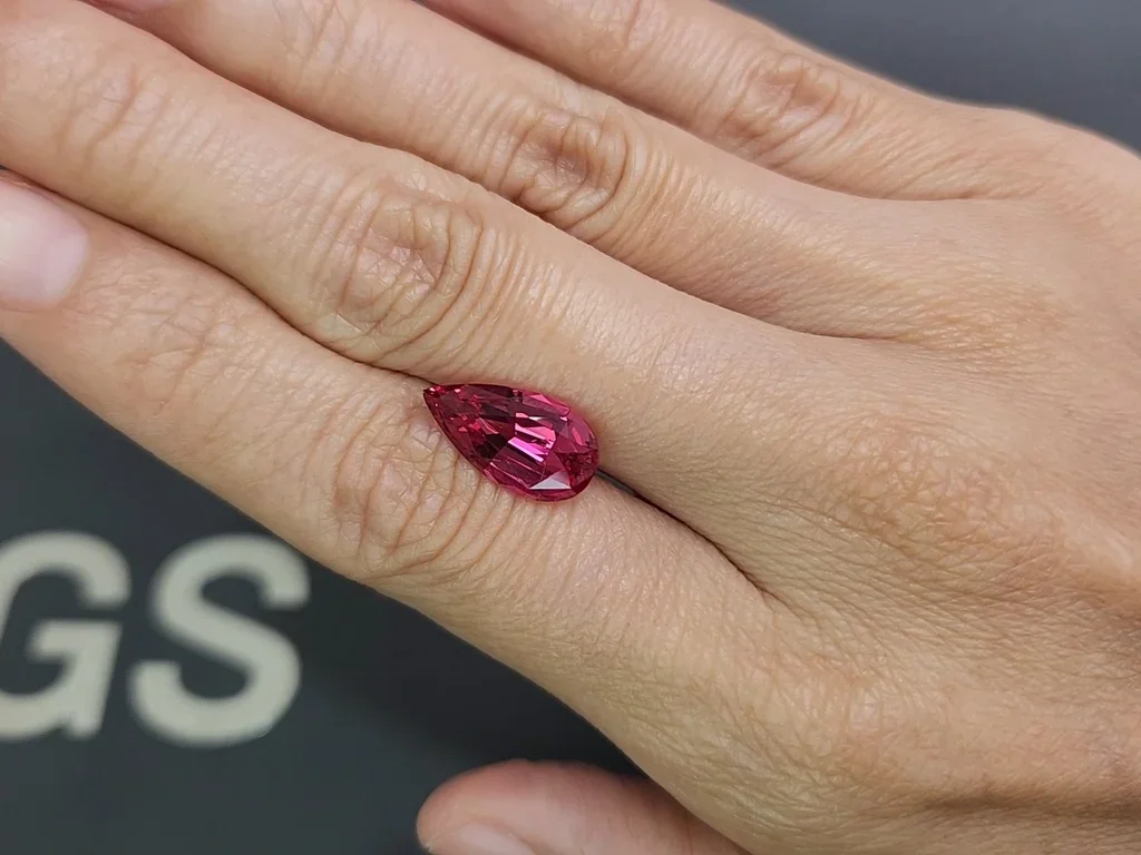 Leuchtend rosaroter Mahenge-spinell im birnenschliff 4,41 carats, Tansania Image №2