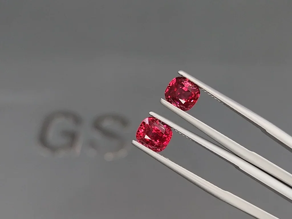 Par de espinelas de talla cojín de color rojo vivo y rosa, 3,30 ct, de Birmania Image №3