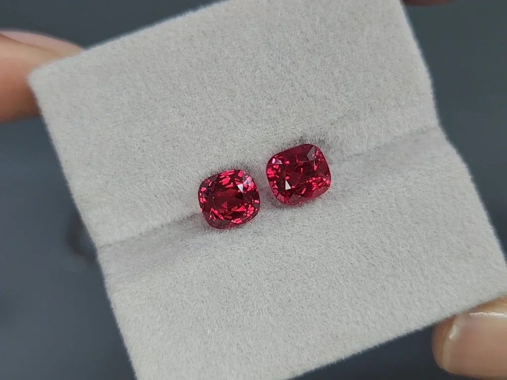 Par de espinelas de talla cojín de color rojo vivo y rosa, 3,30 ct, de Birmania Image №4
