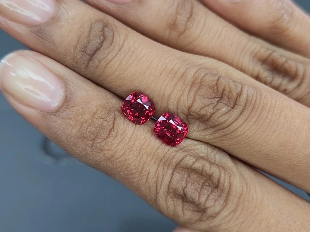 Par de espinelas de talla cojín de color rojo vivo y rosa, 3,30 ct, de Birmania Image №2