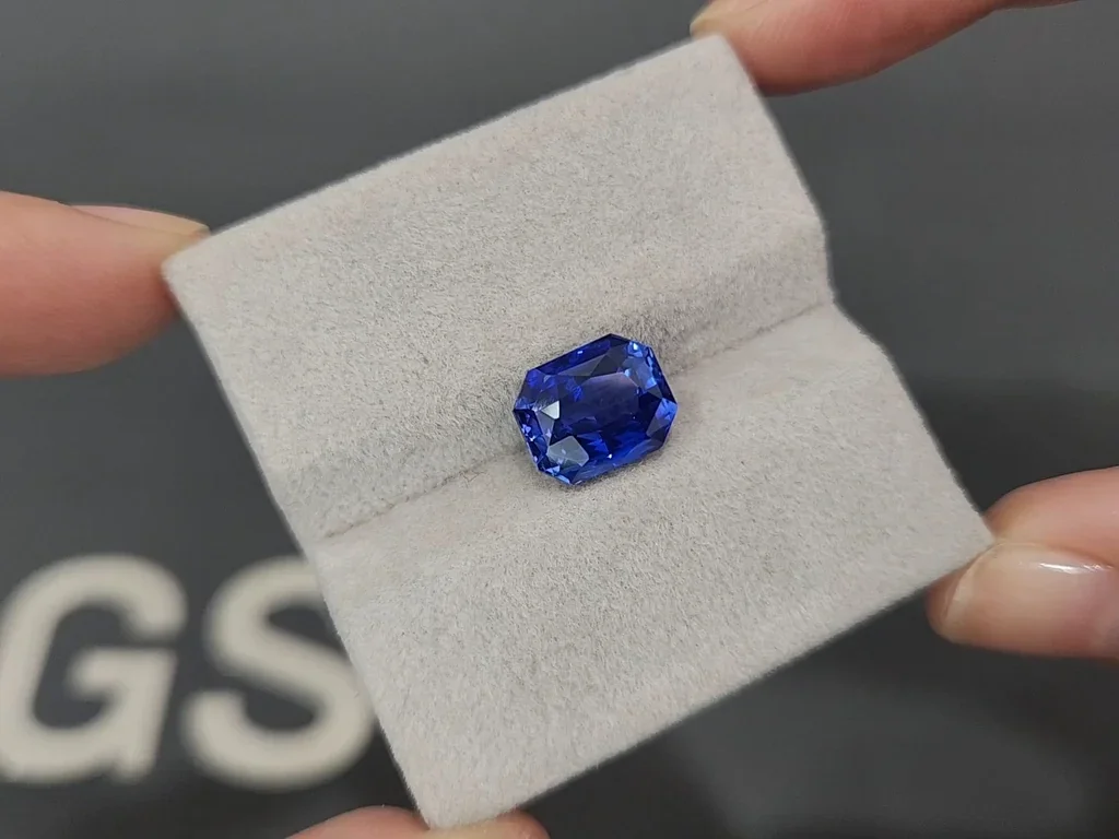Saphir bleu royal taille radiant 5,02 carats, Sri Lanka Image №4