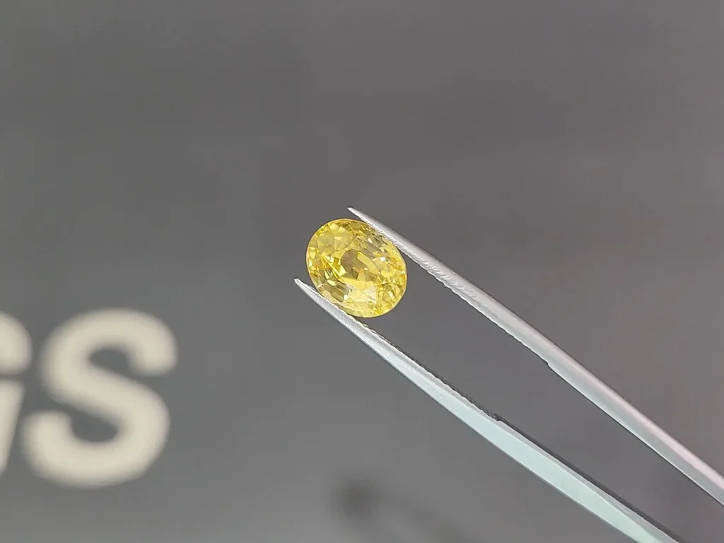 Saphir jaune non chauffé taille ovale 4,00 carats, Sri Lanka Image №3