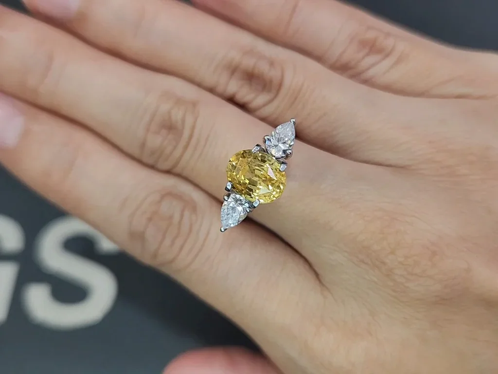 Saphir jaune non chauffé taille ovale 4,00 carats, Sri Lanka Image №5