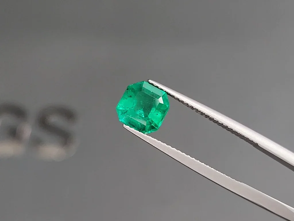 Esmeralda verde vivo talla Asscher de 2,34 carats, Colombia Image №3