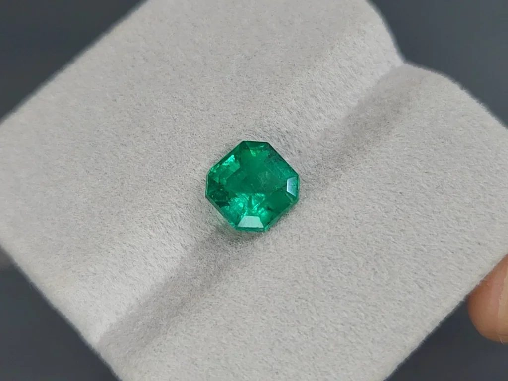 Esmeralda verde vivo talla Asscher de 2,34 carats, Colombia Image №4