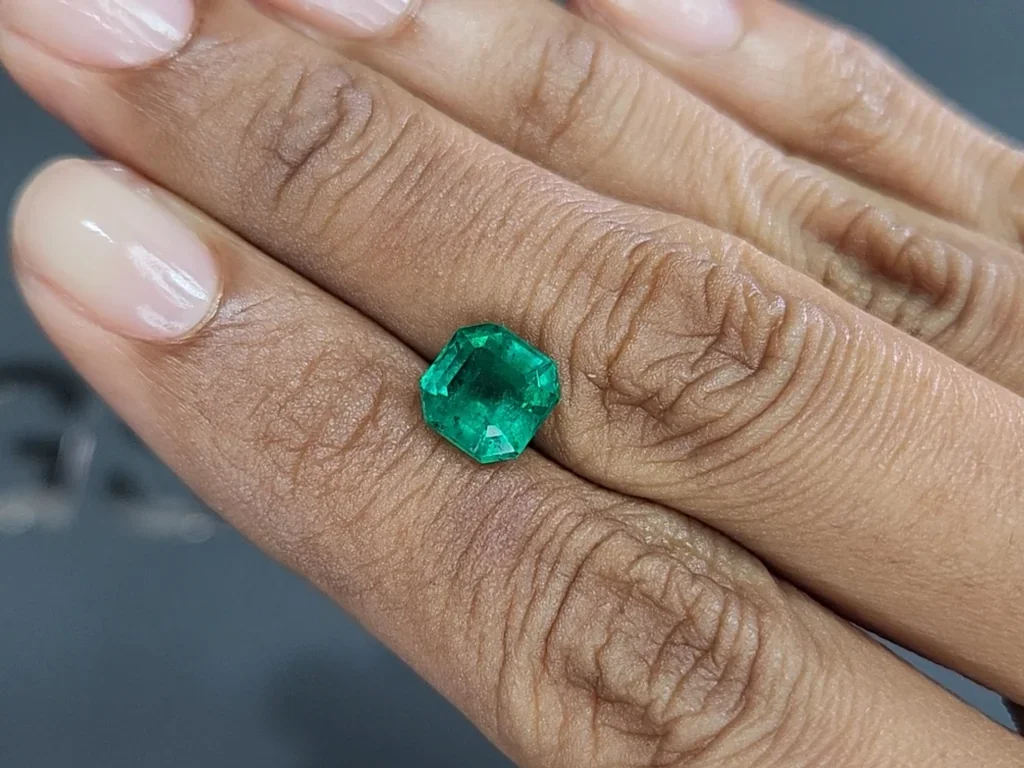 Esmeralda verde vivo talla Asscher de 2,34 carats, Colombia Image №2