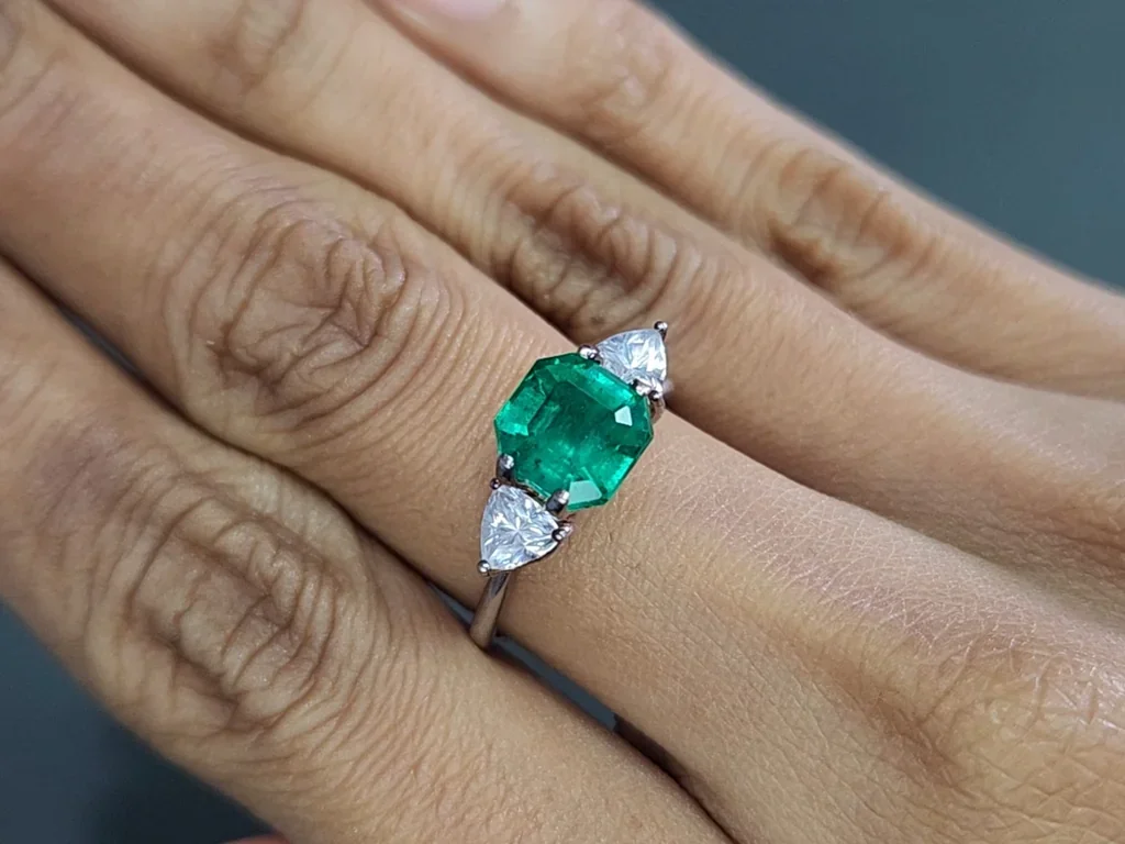 Esmeralda verde vivo talla Asscher de 2,34 carats, Colombia Image №5