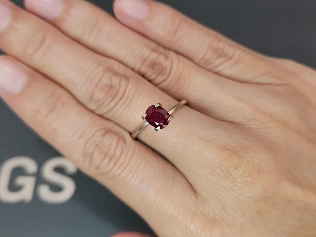 Rubí de talla ovalada sin calentar, 1,30 quilates, Mogok, GRS Image №5