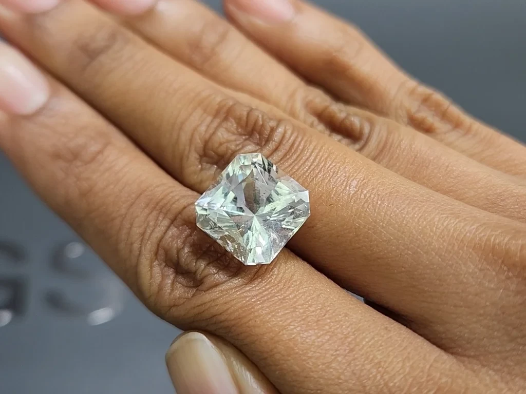 Soft green kunzite radiant cut 11.28 carats, Pakistan Image №5