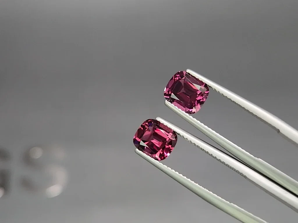 Pair of rhodolite garnets cushion cut 4.30 carats, Madagascar Image №3