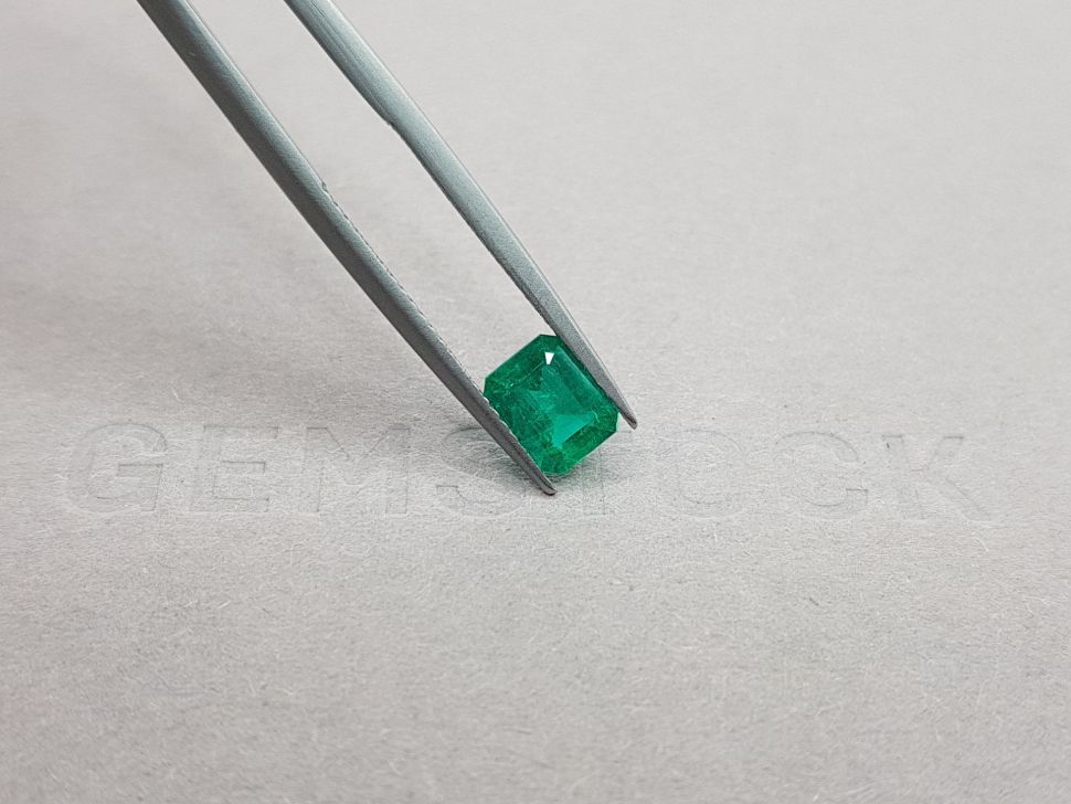 Intense emerald from Colombia 0.84 ct Image №4