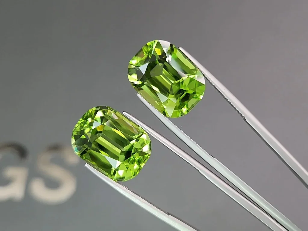 Pair of large cushion-cut peridots 31.45 carats, Mozambique Image №3