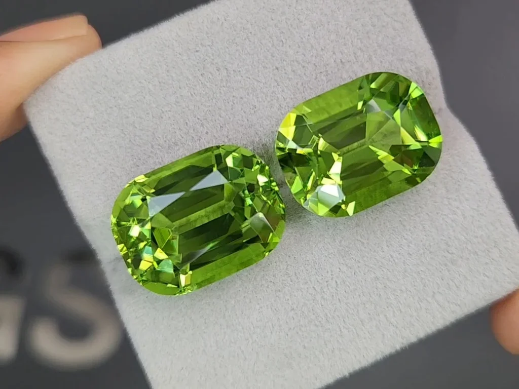 Pair of large cushion-cut peridots 31.45 carats, Mozambique Image №4