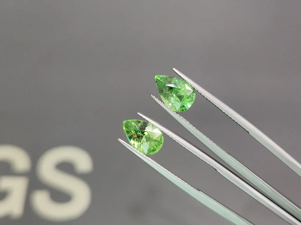 Paire de tsavorites taille poire vert intense 4,17 ct, Tanzanie Image №3