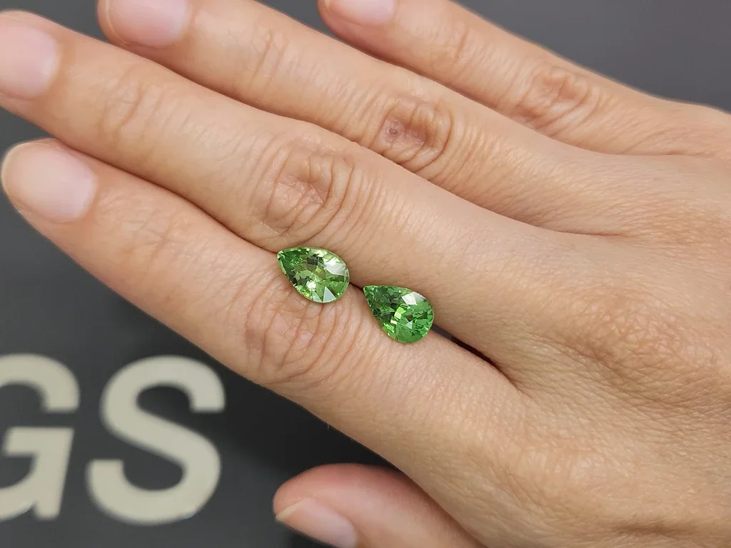 Paire de tsavorites taille poire vert intense 4,17 ct, Tanzanie Image №2