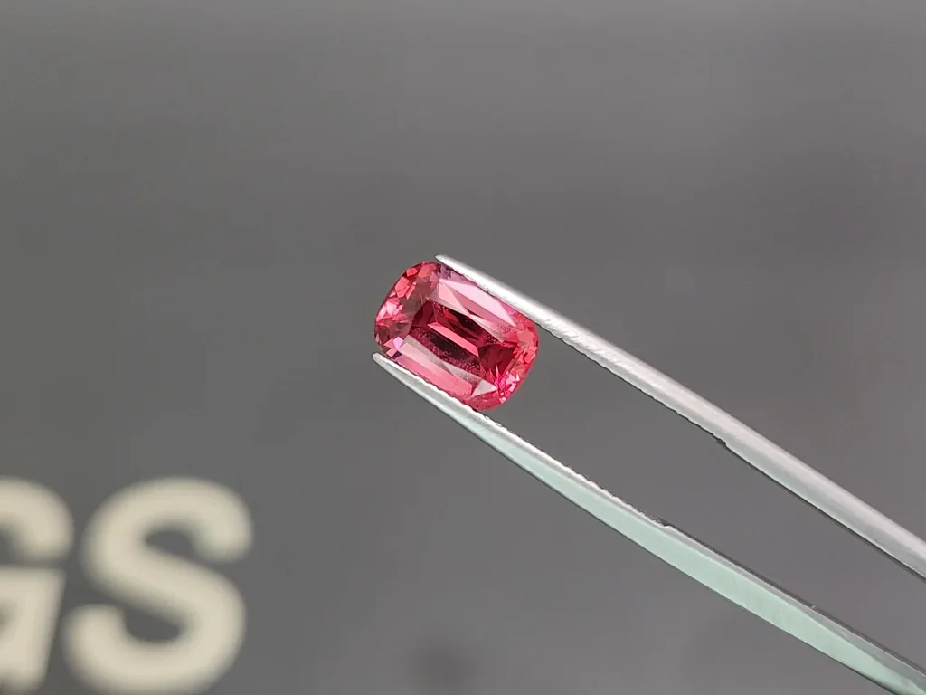 Espinela Mahenge roja y rosada vívida, talla cojín, 3,60 carats, Tanzania Image №3