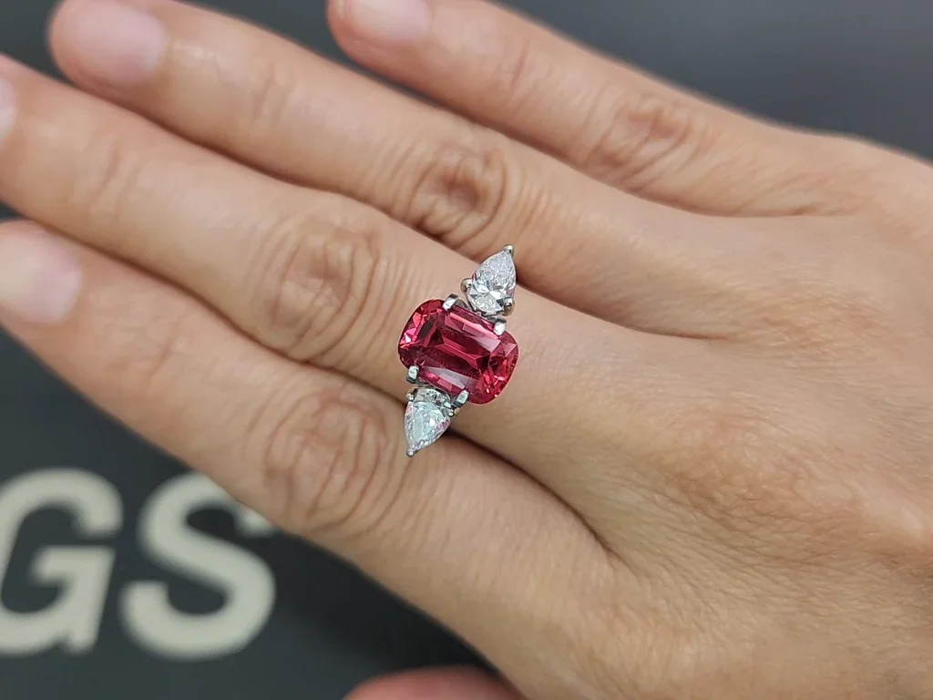 Espinela Mahenge roja y rosada vívida, talla cojín, 3,60 carats, Tanzania Image №5
