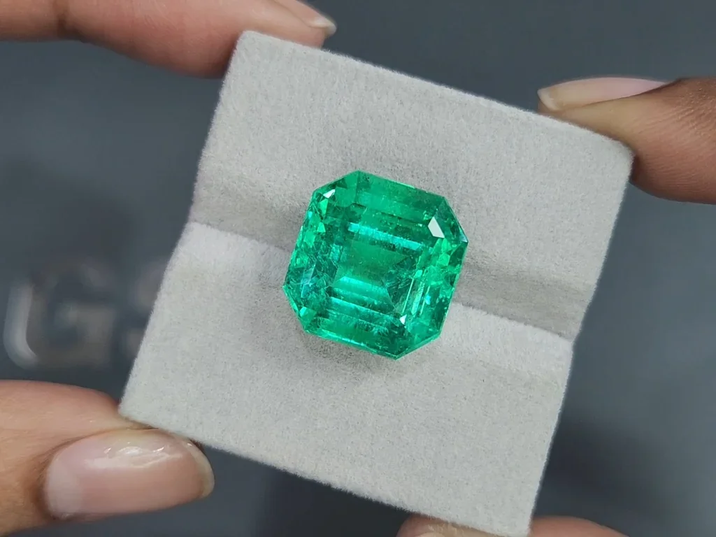 Esmeralda grande de corte octogonal verde intenso de 20,57 carats, Colombia  Image №4