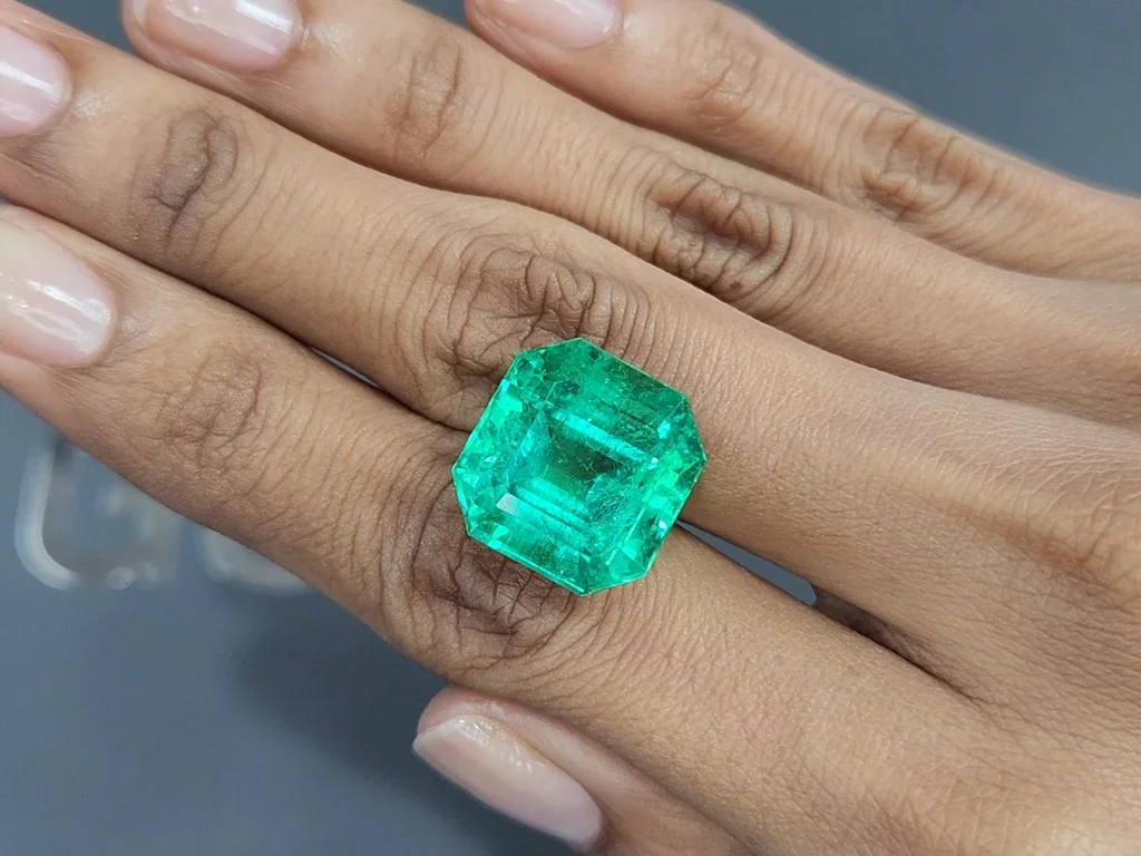 Esmeralda grande de corte octogonal verde intenso de 20,57 carats, Colombia  Image №2