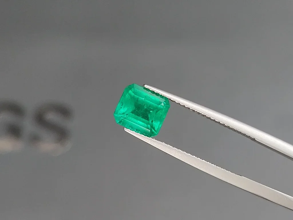 Esmeralda verde vivo talla octagonal de 2,11 quilates, Colombia Image №3