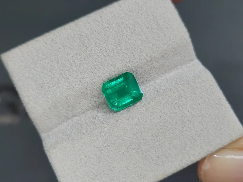 Esmeralda verde vivo talla octagonal de 2,11 quilates, Colombia Image №4