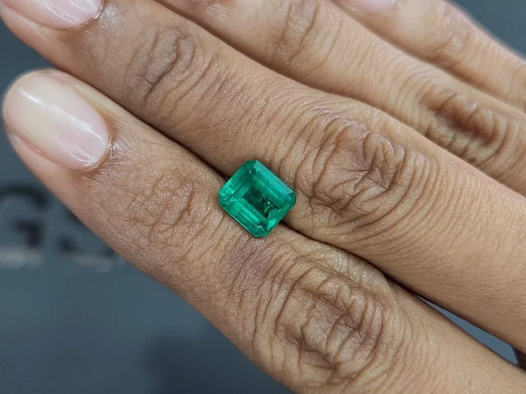 Esmeralda verde vivo talla octagonal de 2,11 quilates, Colombia Image №2