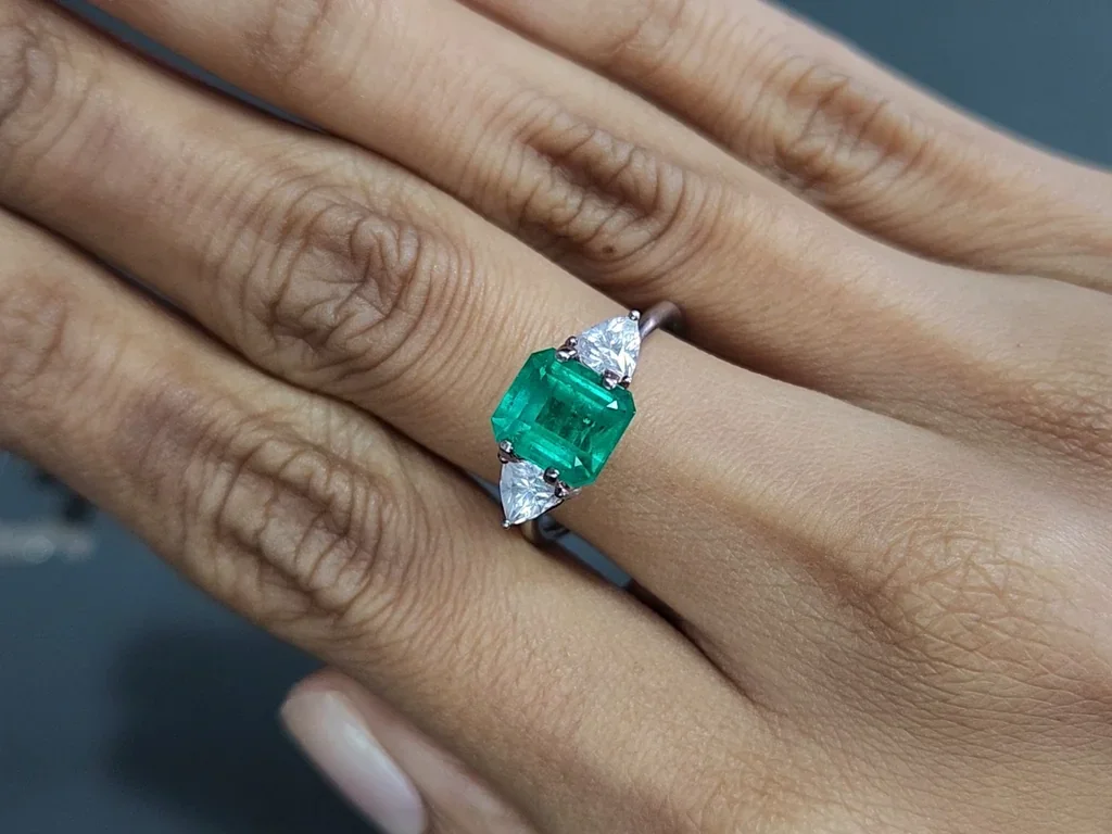 Esmeralda verde vivo talla octagonal de 2,11 quilates, Colombia Image №5