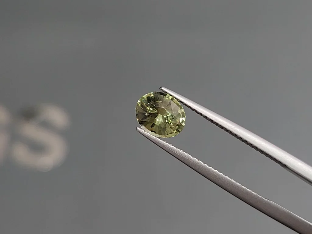 Zafiro bicolor de talla ovalada sin calentar de 1,56 quilates, Madagascar Image №3