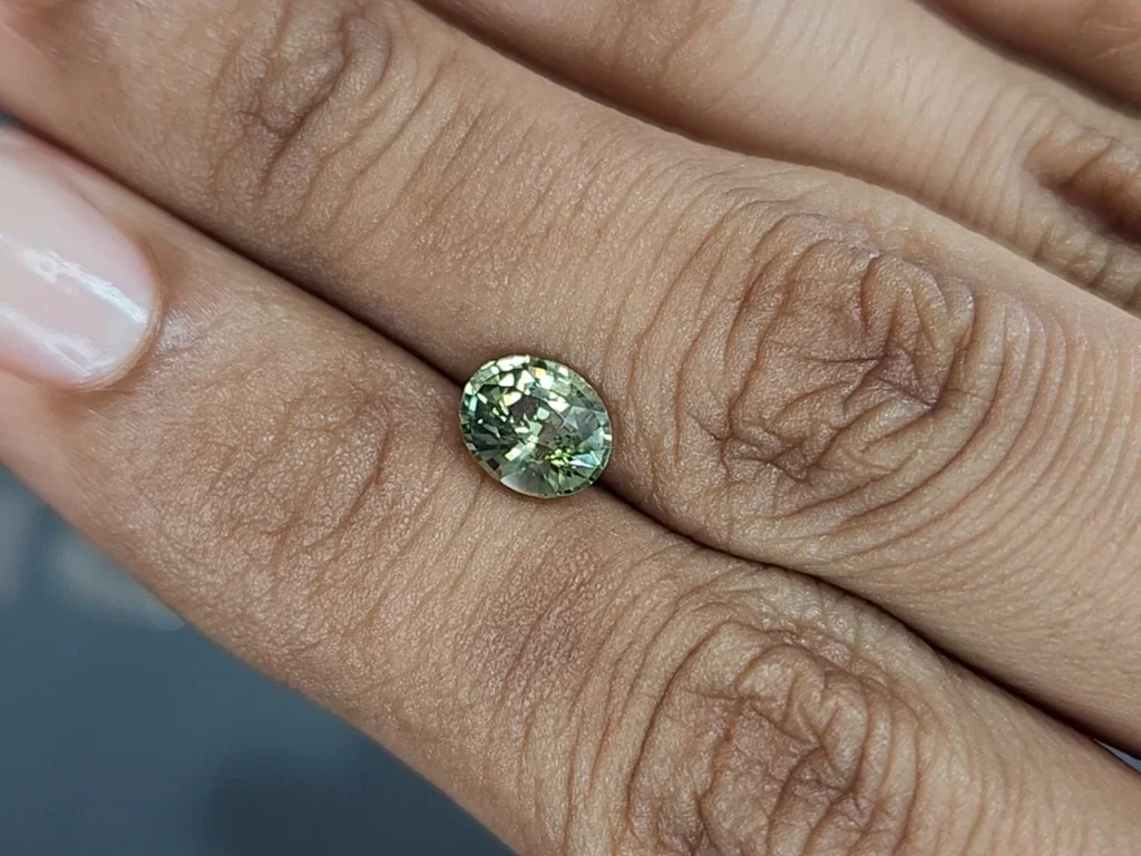 Zafiro bicolor de talla ovalada sin calentar de 1,56 quilates, Madagascar Image №2