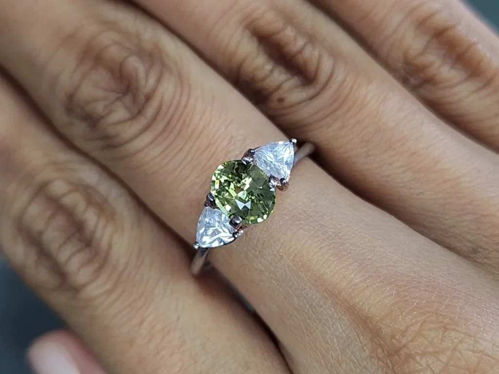 Zafiro bicolor de talla ovalada sin calentar de 1,56 quilates, Madagascar Image №5