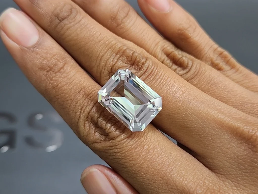 Zartlilaer kunzit im oktagon schliff 16,56 karat, Pakistan  Image №2