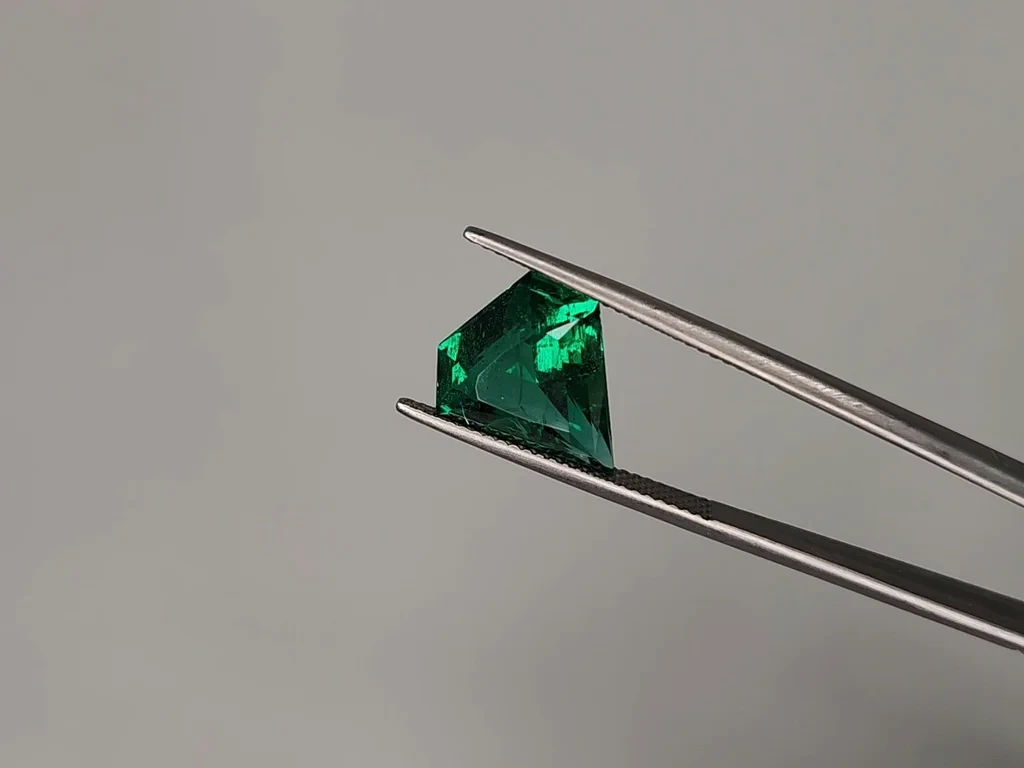 Emerald Vivid Green in shield cut 5.15 carats, Zambia Image №3