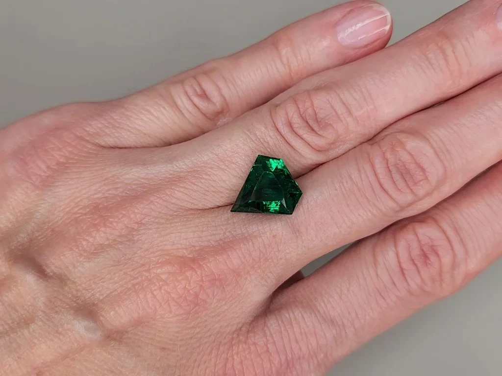 Emerald Vivid Green in shield cut 5.15 carats, Zambia Image №2