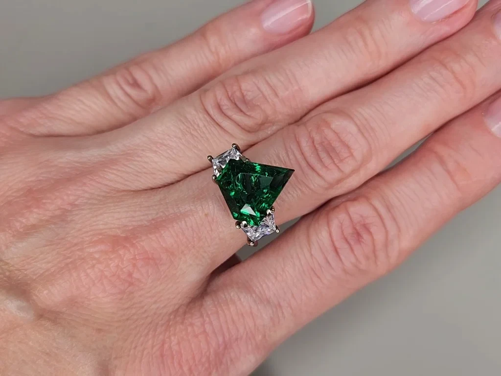 Emerald Vivid Green in shield cut 5.15 carats, Zambia Image №5
