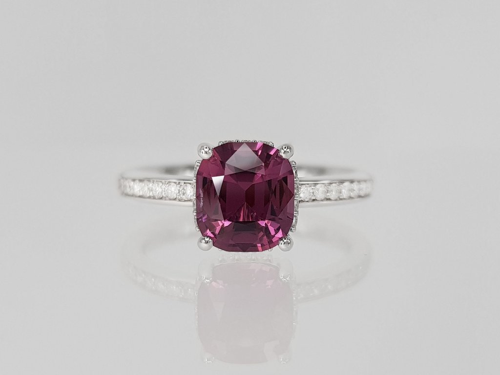 Ring with 1.72 carat pink spinel and diamonds in 18-carat white gold Image №1