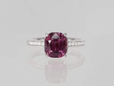 Ring with 1.72 carat pink spinel and diamonds in 18-carat white gold photo