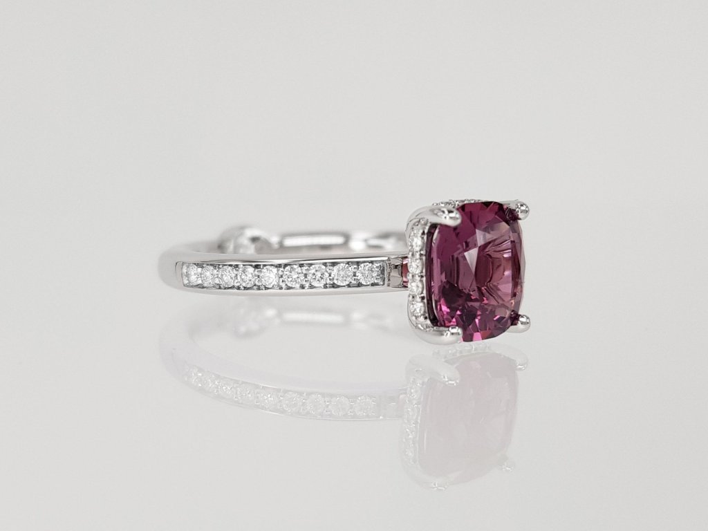 Ring with 1.72 carat pink spinel and diamonds in 18-carat white gold Image №2