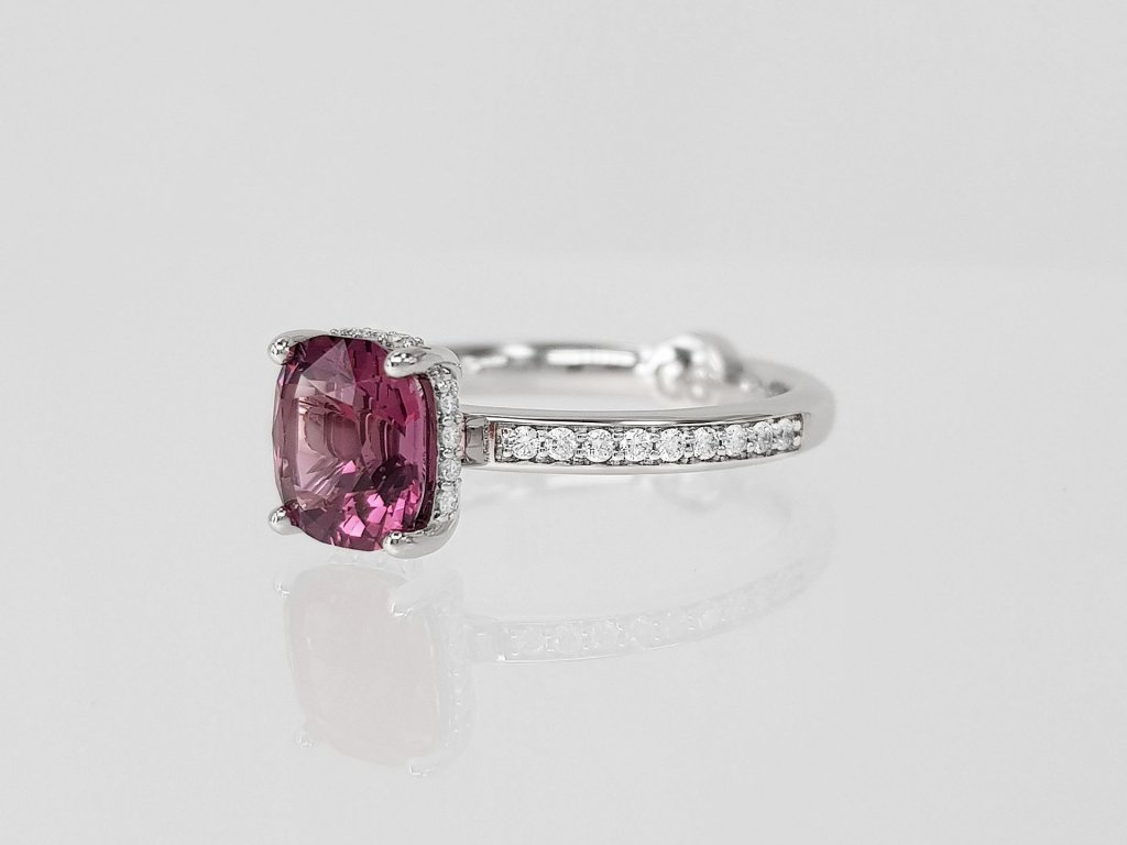 Ring with 1.72 carat pink spinel and diamonds in 18-carat white gold Image №3