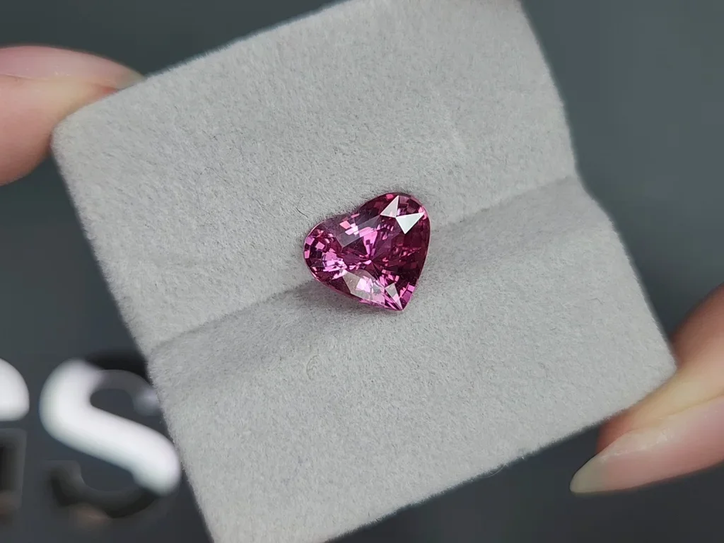 Saphir rose taille coeur 4,02 carats, Madagascar Image №4
