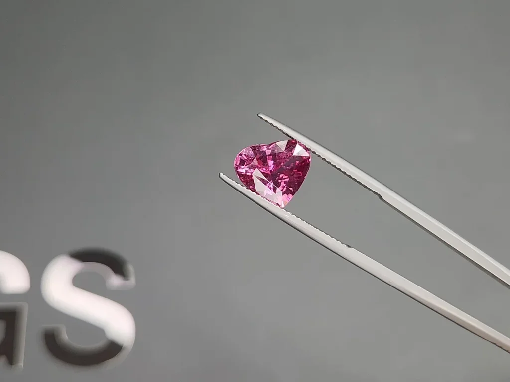 Saphir rose taille coeur 4,02 carats, Madagascar Image №3