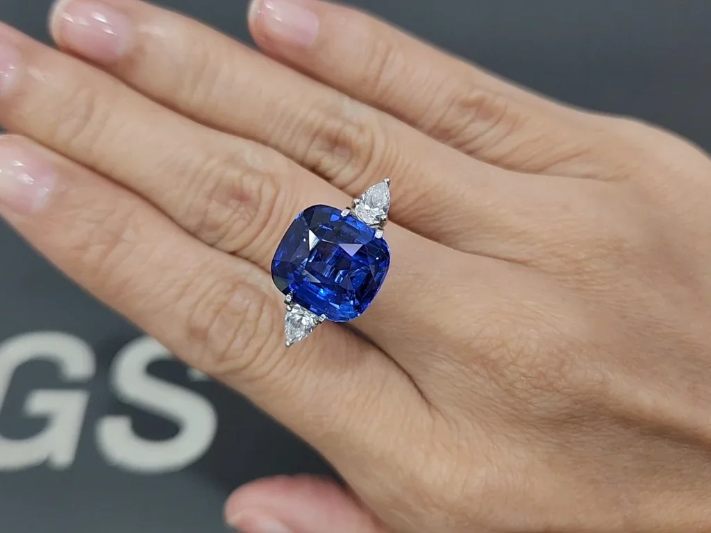 Zafiro azul real de talla cojín grande de 13,22 carats, Sri Lanka  Image №5