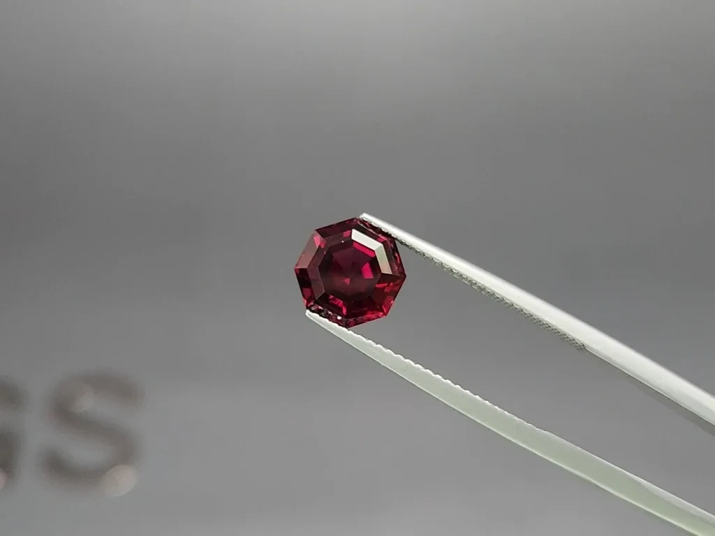 Grenat taille hexagonale 3,37 carats, Tanzanie Image №3