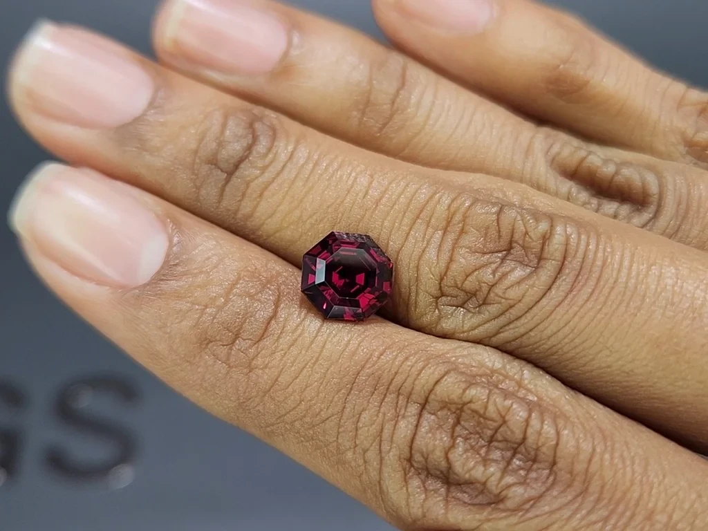 Grenat taille hexagonale 3,37 carats, Tanzanie Image №2