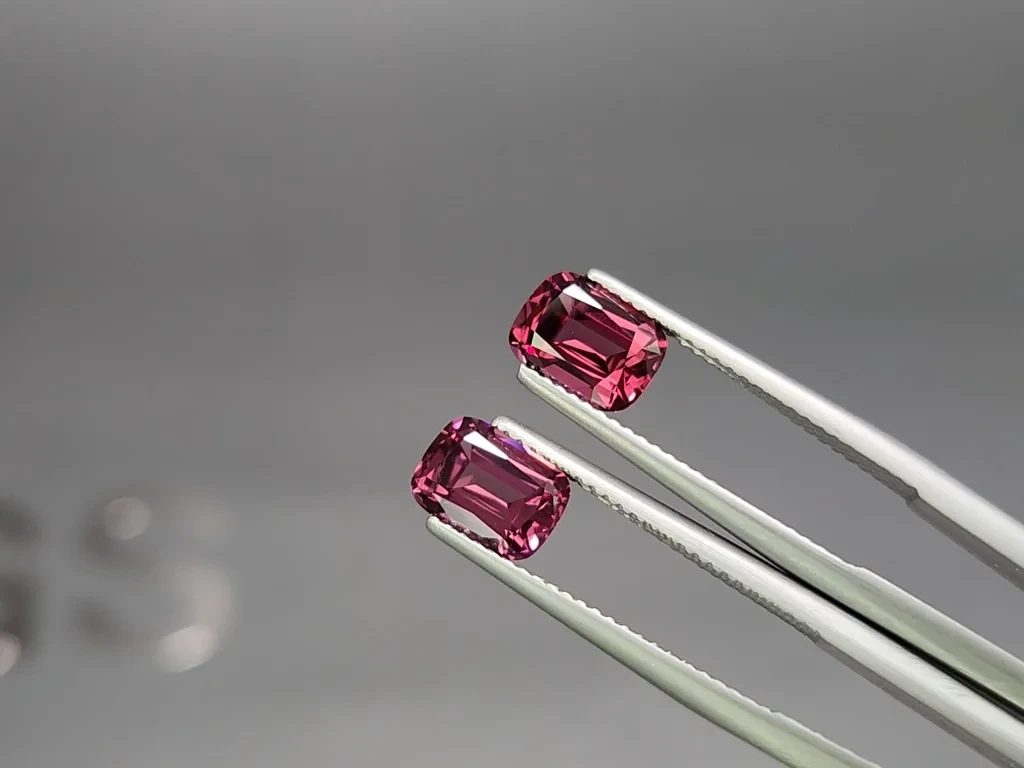 Pair of rhodolite garnets cushion cut 3.77 carats, Madagascar Image №3
