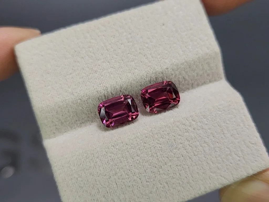 Pair of rhodolite garnets cushion cut 3.77 carats, Madagascar Image №4