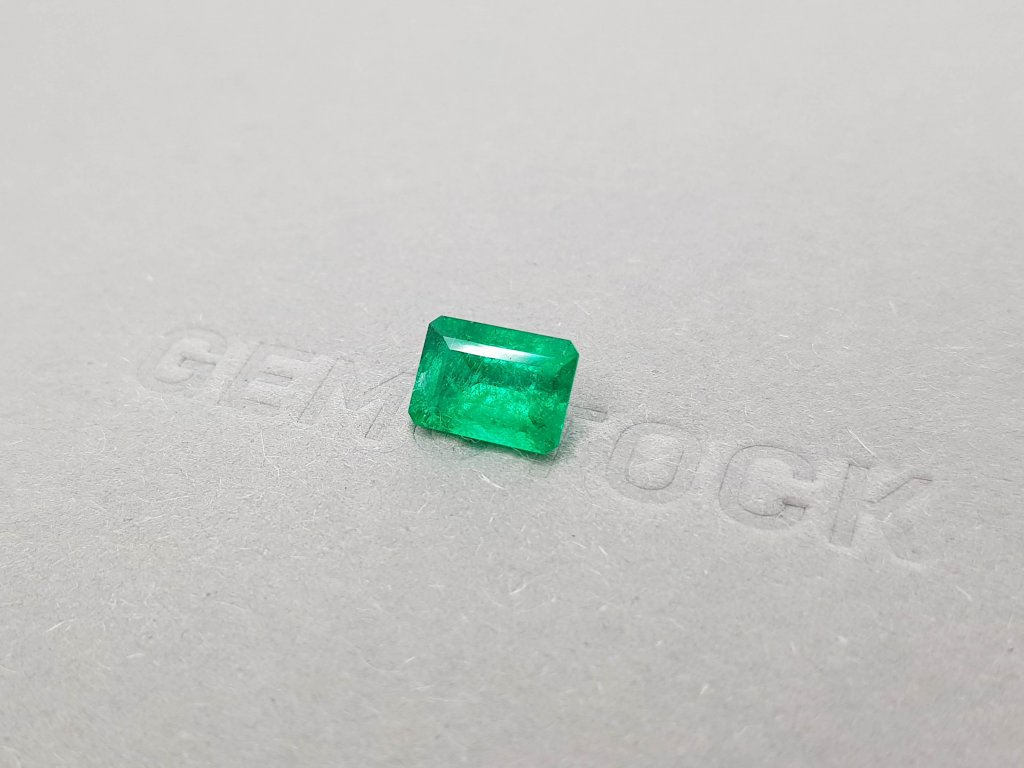 Vivid Green colombian emerald 2.09 ct in octagon cut Image №3