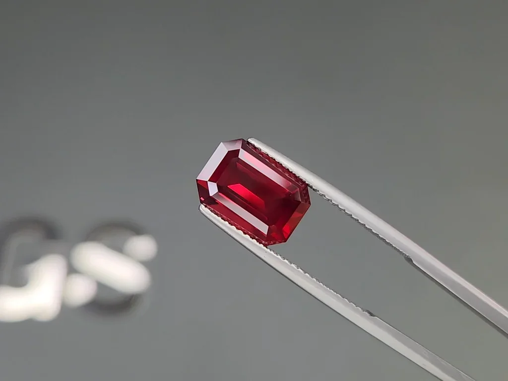 Grenat rhodolite, taille octogonale, 5,89 carats, Madagascar  Image №3