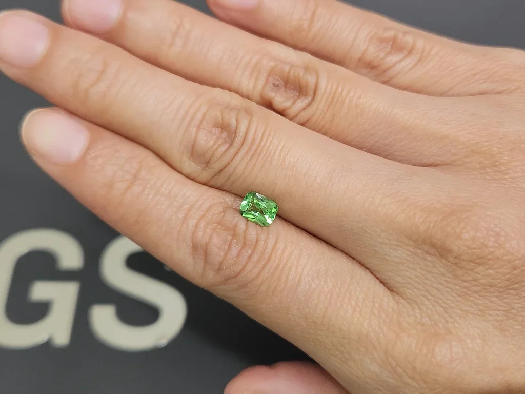 Tsavorita verde intenso talla cojín 0,81 carats, Tanzania Image №2